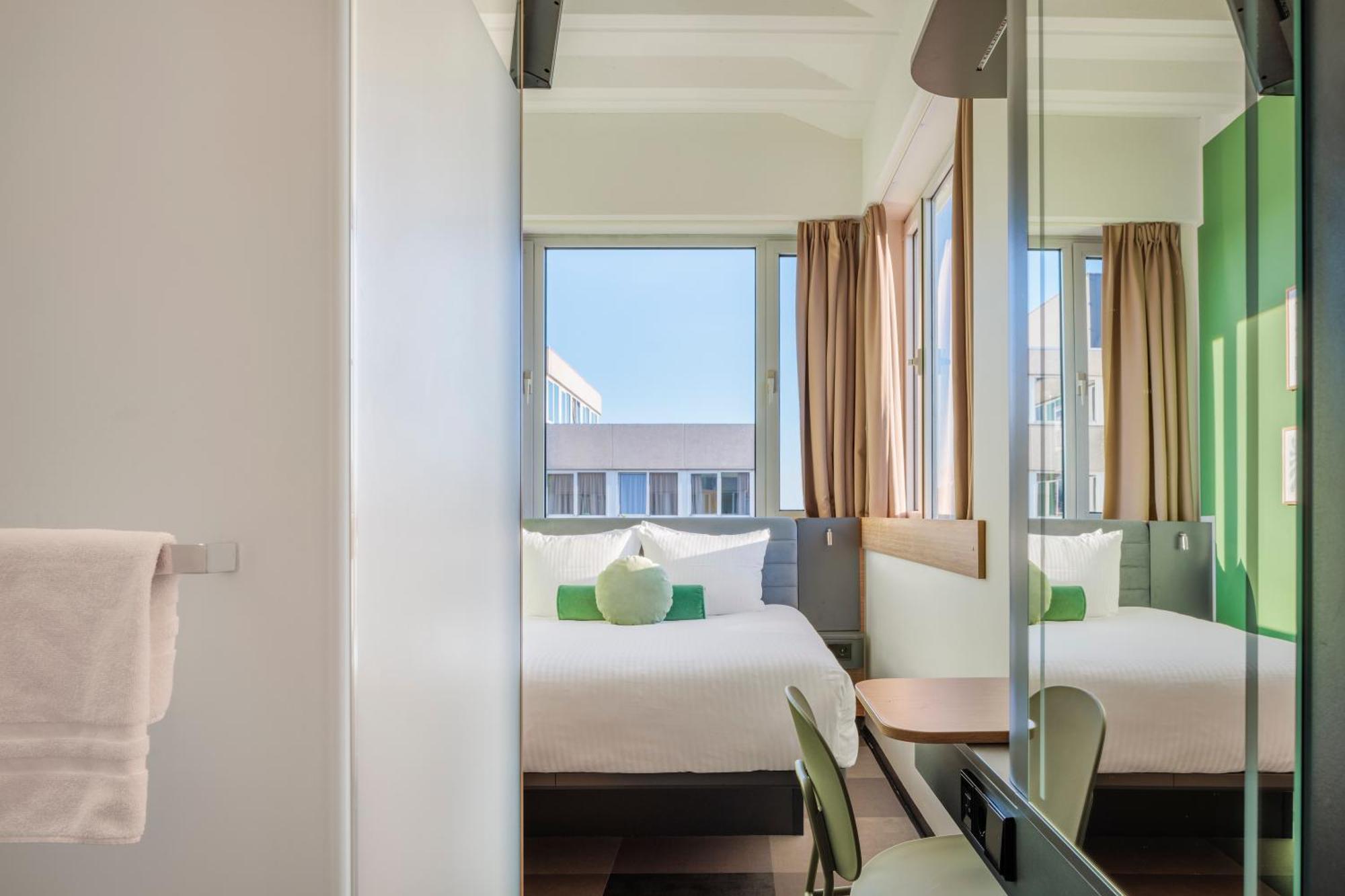 Maxhotel Amsterdam Airport Schiphol - Recently Renovated Hoofddorp Bagian luar foto