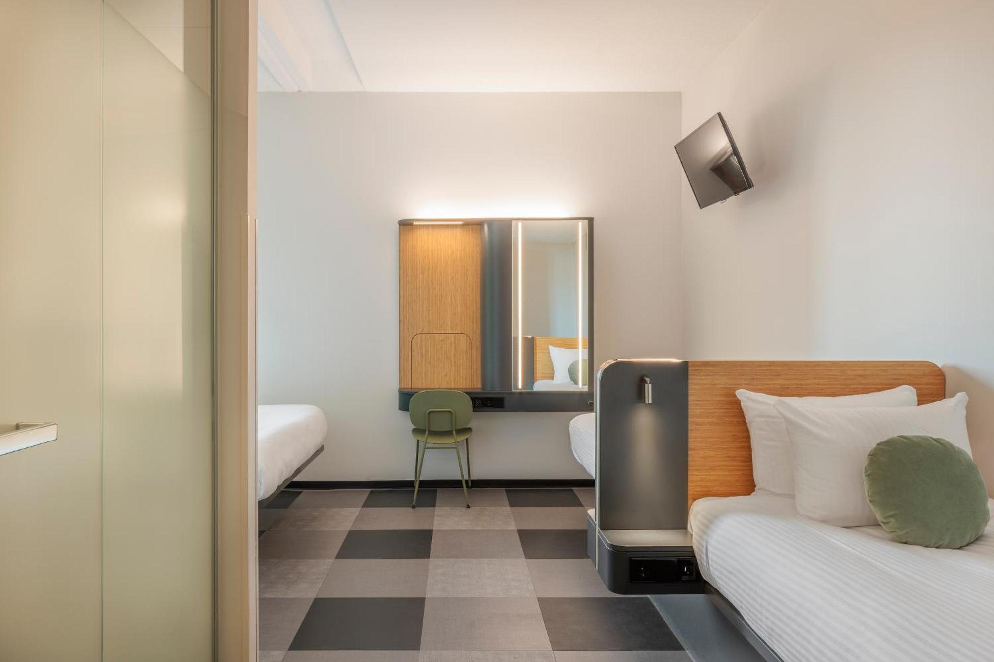 Maxhotel Amsterdam Airport Schiphol - Recently Renovated Hoofddorp Bagian luar foto