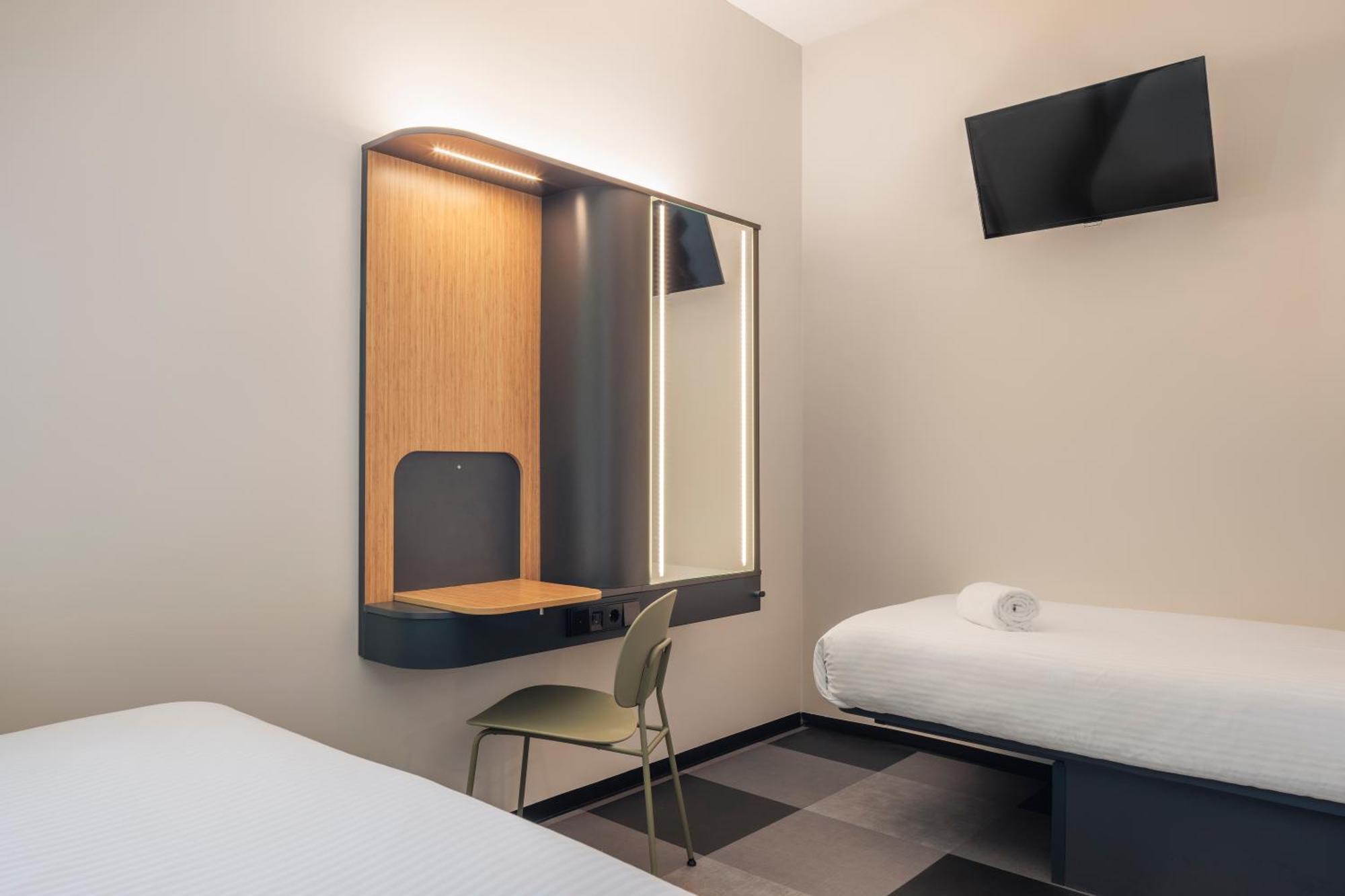 Maxhotel Amsterdam Airport Schiphol - Recently Renovated Hoofddorp Bagian luar foto