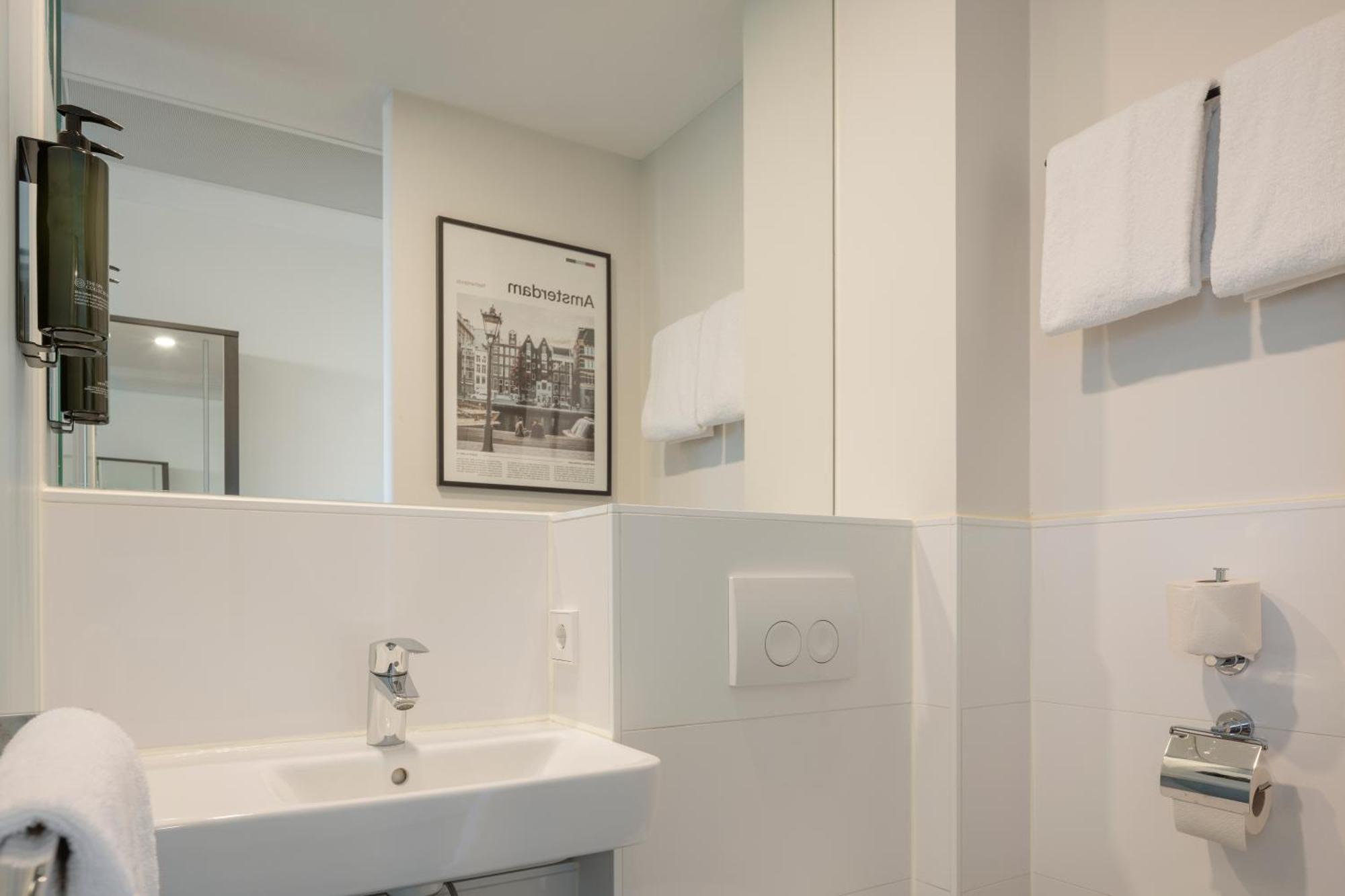 Maxhotel Amsterdam Airport Schiphol - Recently Renovated Hoofddorp Bagian luar foto